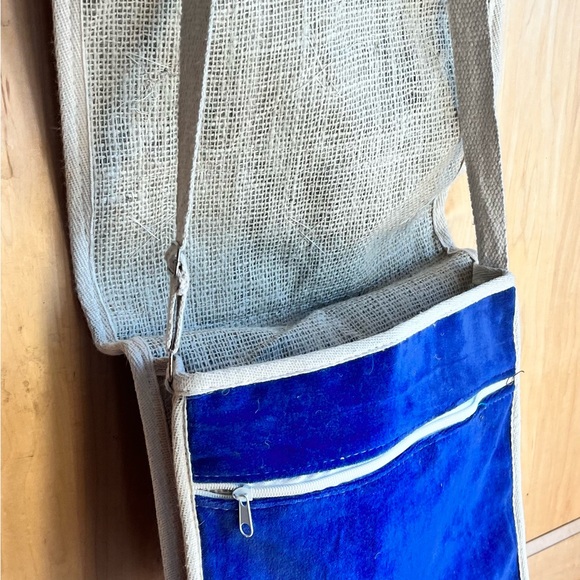 Embroidered Jewel Burlap
Crossbody Satchel NEW - Picture 5 of 9